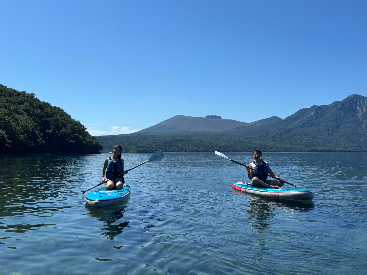 独特な形の樽前山をバックに。