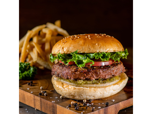 ランチでは単品のご注文で自慢のハンバーガーもご準備がございます！
