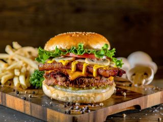 看板メニューの「二官橋バーガー」こだわりの自家製黒豚ベーコンを使用しております♪ランチメニューはスープバー・サラダバー・ドリンクバー付☆