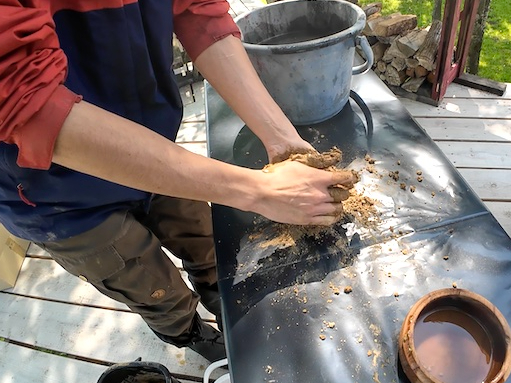 北海道の土を使って、イマジネーションをふくらませながら土器作りを楽しめます!
