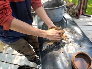 北海道の土を使って、イマジネーションをふくらませながら土器作りを楽しめます!