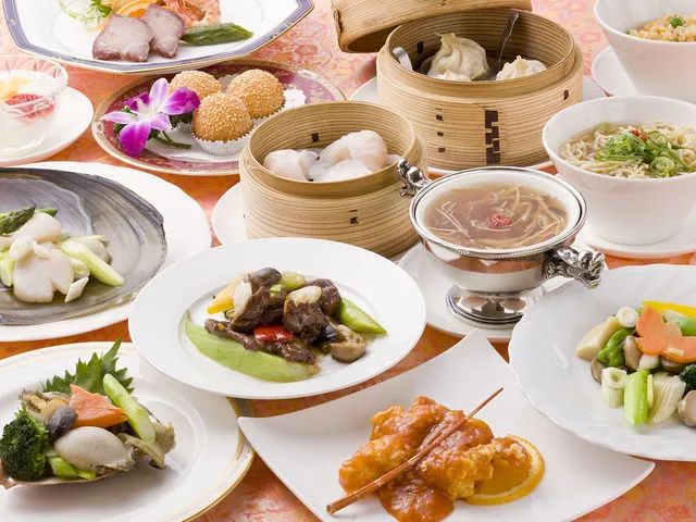 24種のお料理よりお好みの3品をお選びいただけるランチ。翡翠苑自慢の味をご堪能ください。※写真はイメージです。