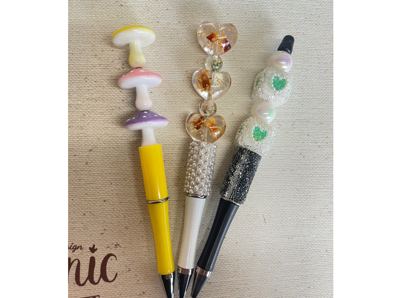 落ち着いた色のボールペンや、季節にあった色味での作成もできます◎