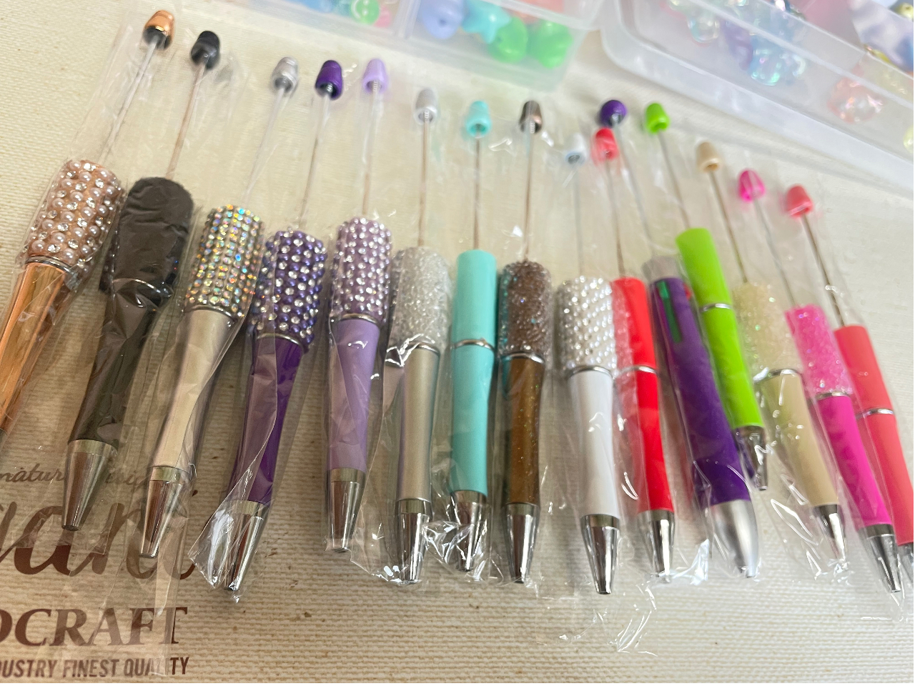 1本1本デザインが異なります。お好きなボールペンをお選びください^^