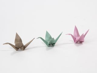 本革で折り鶴を作ります