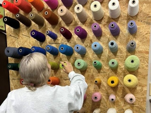 \実際に発色を見て、手触りもチェックしながらカラーを選ぶ時間も楽しいです◎/