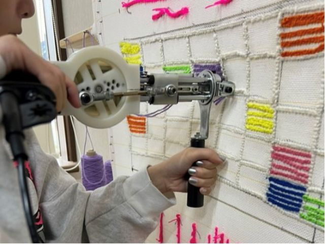 \まずはタフティングガンの扱い方を学び練習!/