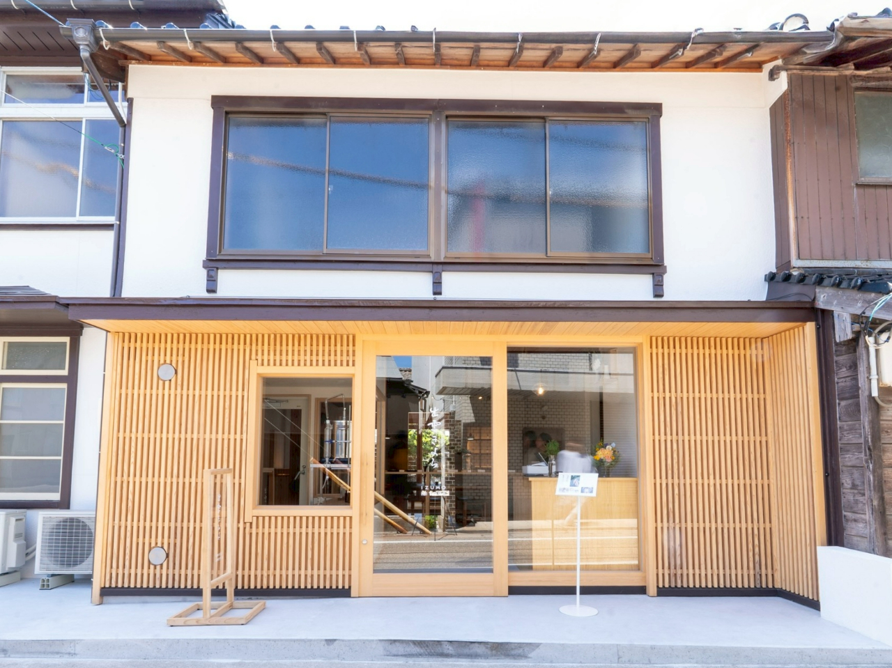 すっきりとしたヒノキの木を使った外観と店内。浄化された空間で出雲の想い出作りを。