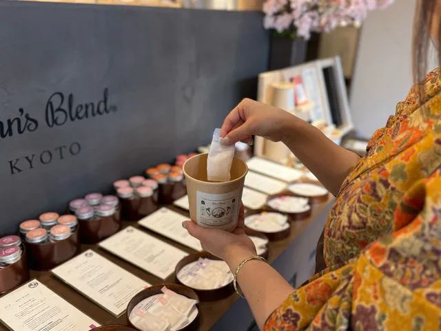 お好みの香りをじっくりと選んでいきます