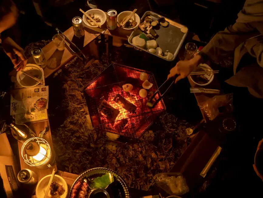 自分で育てた焚き火で食べるBBQは格別です♪