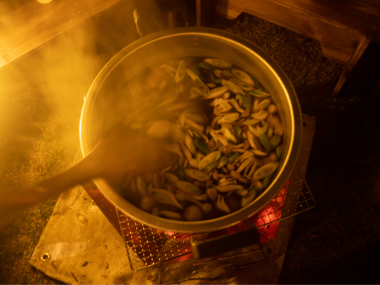 芋煮をぐつぐつ