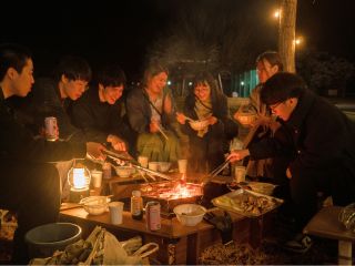 【BBQ】山の麓の校庭で乾杯。仲間との距離がぐっと縮まります。