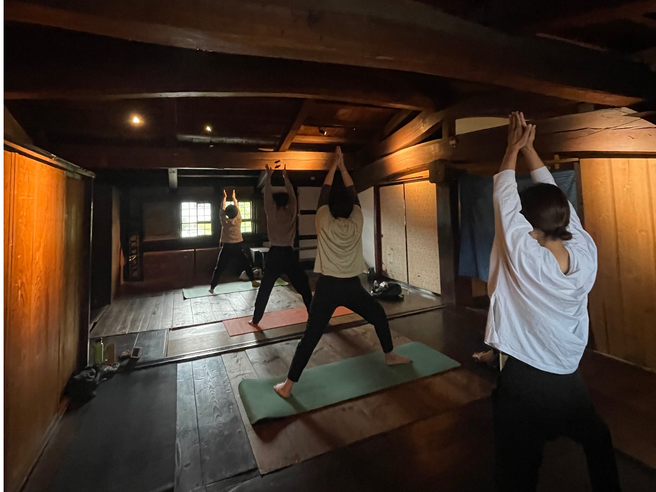 蔵ヨガレッスン風景