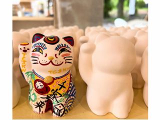 招き猫に速乾性の塗料で絵付けをして着色後すぐにお持ち帰りいただけます!ご旅行の記念や夏休みお子様の自由研究などにいかがでしょうか♪
