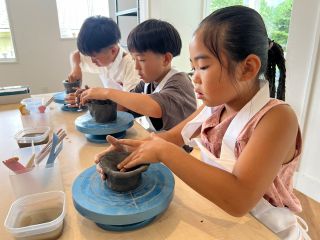 手びねり体験は手作り感のある器や造形物などを作りたい方におすすめです♪ 大人のサポートがあれば未就学児でも参加OK◎