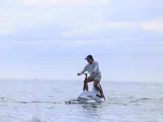 Hydrofoil Bike は電動アシスト付、女性でも楽しめます。
