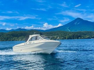湖でのボートは最高の気分転換!水面に揺られ、風を感じ、自然と一体になる時間は、まさに至福。日常を忘れ、心癒される体験です。