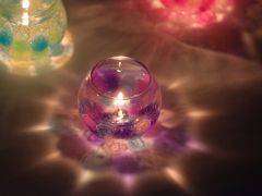 火を灯していくと、どんどん光の帯が伸びて、炎が揺れるたびにゆらゆら揺れます。