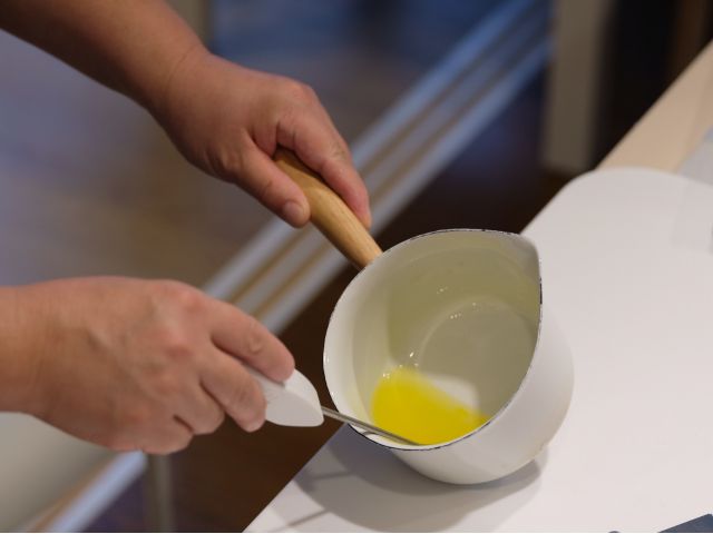 ロウに色をつける着色作業にもトライ!