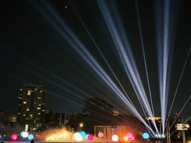 五色フィールド:LEDボール×レーザー×サーチライトが舞う、五感で楽しむ光の原っぱ