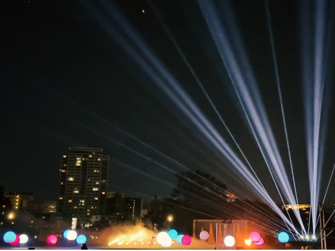 LEDボール×レーザー×サーチライトなどの光の演出を飲食しながら観覧できます。