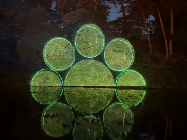 ミラージュ五色沼:水面に九曜紋が浮かぶ光、映像、レーザーの幻想インスタレーション