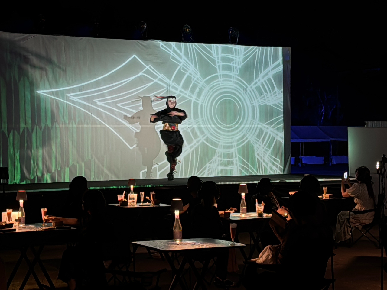 園内の光の演出を飲食しながら観覧が可能。仙台駅ナカ酒蔵Fermenteriaによる発酵カクテル・ノンアルコールドリンク、地元食材のプチオードブルもご用意。