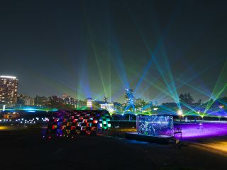 夜の公園が、ちいさな宇宙になる。