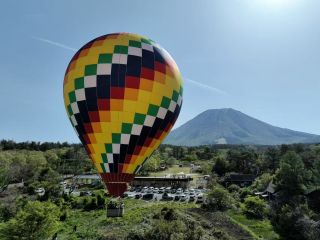 鳥取・大山の麓で体験!朝日をあびる熱気球が映える絶景シーン