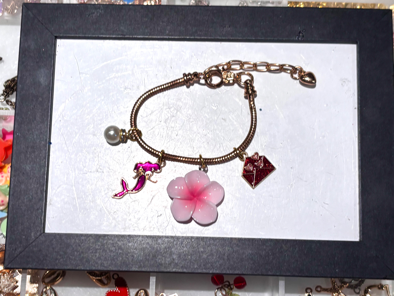 ゴールドのブレスレットと、ピンク系のパーツでまとめてまてみました!