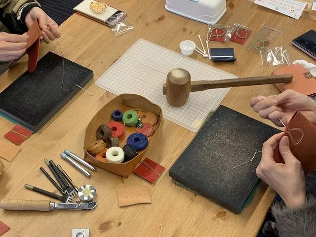 京都山本製革店は東山駅より徒歩5分。観光の合間に気軽に楽しめる「レザークラフト体験」をご用意しています。