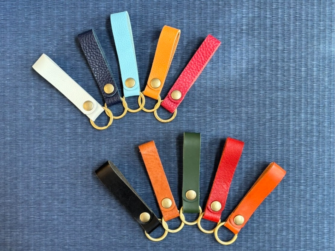 気まぐれキーホルダー作り体験では、豊富なカラーバリエーションから好きな革を選び、 あなただけのキーホルダーを作れます。