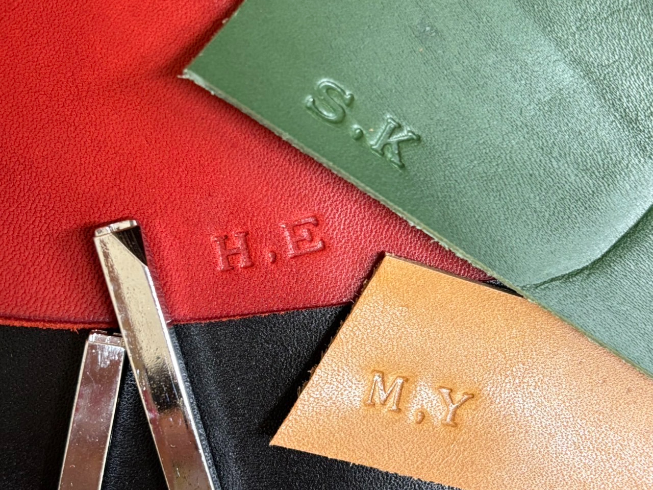 イニシャルやお名前のエンボス式刻印体験も!