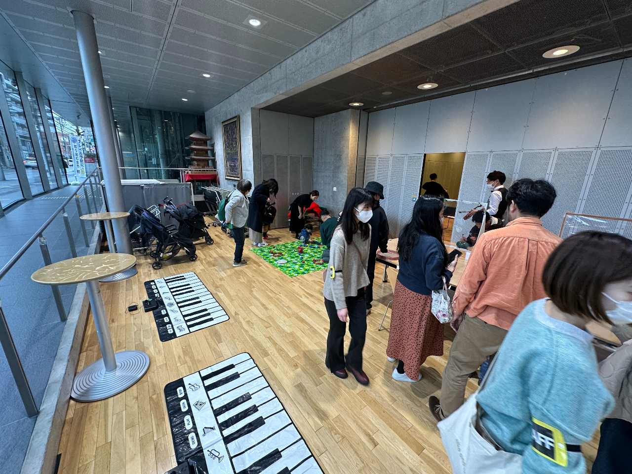 ロビーではいろんな楽器を体験できます!