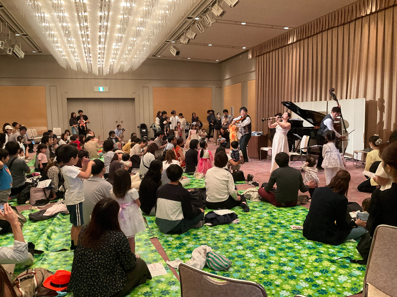 シート席もあり、リラックスして生演奏を間近で!