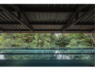 海と森を抜ける風が通り気持ちの良い自然光の入る屋根付き温水プール(6m×25m)