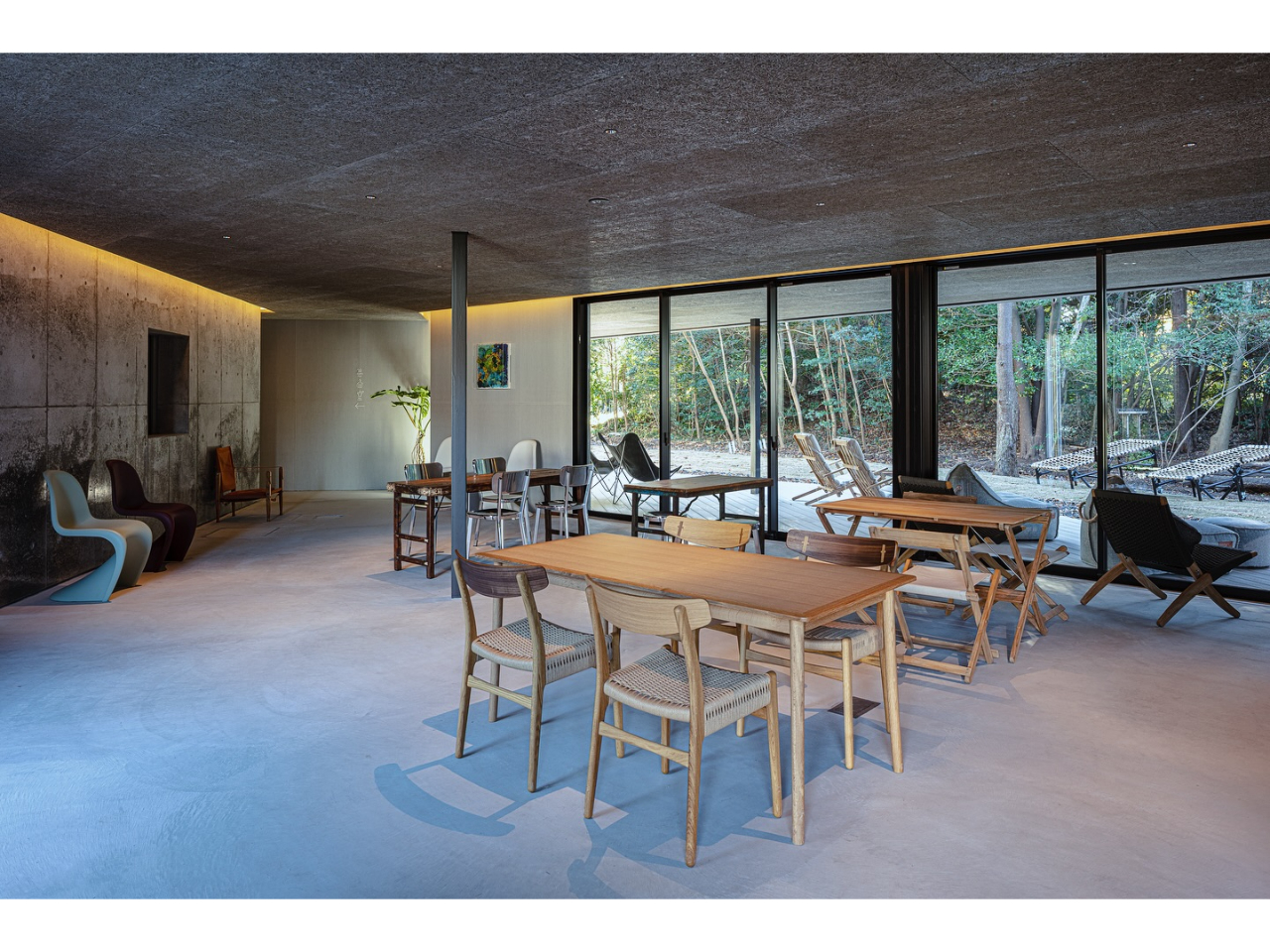 ラウンジ:気持ちの良い風が通る大きなリビング。キッチン・冷蔵庫完備。食事のお持ち込みも可能です。