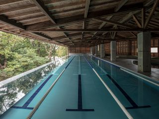 一年中楽しめる温水プール♪海と森を抜ける風が通り気持ちの良い自然光の入る屋根付き温水プール。マスク、スノーケル、フィンを装着してご使用いただけます。