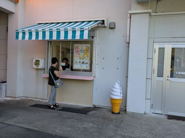 大和村集落巡り、小さな道の駅、季節の島の果物をソフトクリームで味わいませんか。