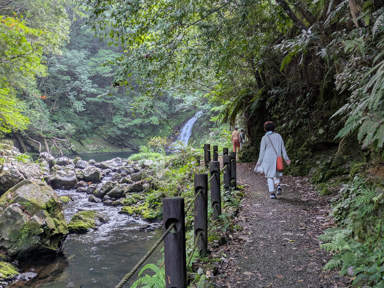 神秘的なマテリアの滝へご案内、水の神様に手を合わせましょう。パワースポット