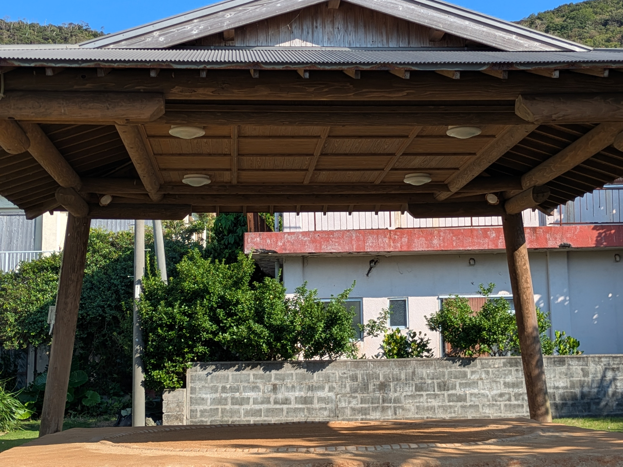 神聖なる土俵、毎年旧暦の8月15日か9月9日に豊年祭奉納相撲が行われます。