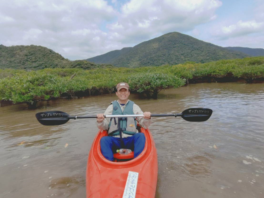 �����Q�����������}���O���[�u�ŃJ�k�[���y���ރC�P��������B