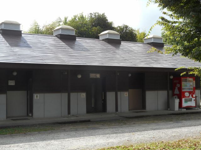トイレ、シャワー棟