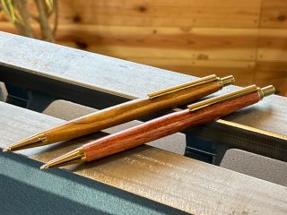 木工旋盤で製作した木軸シャープペン!木の表情はそれぞれに違い、世界に1つのものとなります!