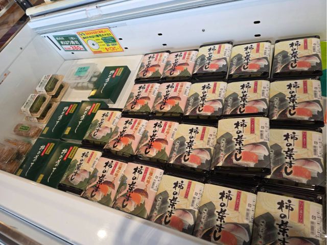 【お土産購入もできる】店内に柿の葉寿司やめばり寿司など和歌山の郷土料理のお土産物をはじめとして様々なお土産物が勢ぞろい。ぜひお買い求めください♪