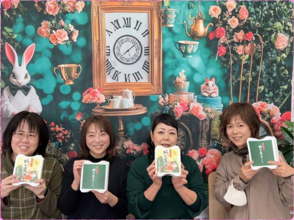 柿の葉寿司作り体験の後は記念写真をぱしゃり♪お好みのパッケージで包んだ柿の葉寿司は、イートインスペースでお召し上がりいただいても、ご自宅やお土産用にしてもOK♪