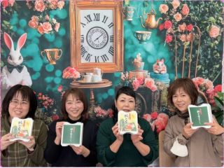 柿の葉寿司作り体験の後は記念写真をぱしゃり♪お好みのパッケージで包んだ柿の葉寿司は、イートインスペースでお召し上がりいただいても、ご自宅やお土産用にしてもOK♪