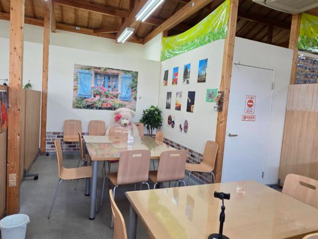 【イートインもOK】体験場所でもあるスペースはイートインOK♪店内の特産品などご購入いただいた商品含めお昼や間食をこちらでお召し上がりいただくなど休憩を♪