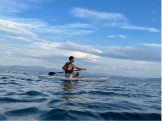 空の青さを映す湖面 ゆったりと座りながら楽しめます