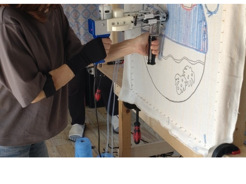 タフティングガンを用いて、ダダダと打ち込んでいくのは快感です。